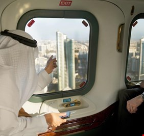 بالصور .. محمد بن راشد آل مكتوم يصطحب  الكاظمي بجولة جوية في دبي