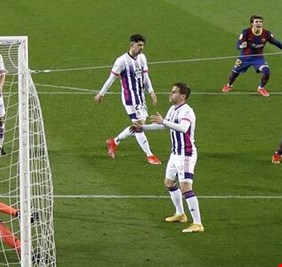 برشلونة يشعل صراع الصدارة بفوزه على بلد الوليد ويقلص الفارق مع أتلتيكو إلى نقطة واحدة