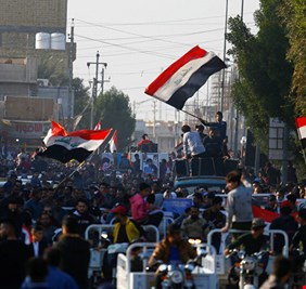 بعد قرار  الكاظمي الجريء .. ساحات التظاهر تتحول الى ساحات احتفالات في اغلب المحافظات العراقية