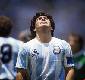 محامي مارادونا يفتح النيران على ابنتيه