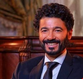 زوجة الفنان خالد النبوي تناشد جمهوره بالدعاء له