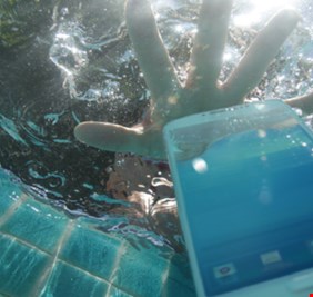 الأرز خرافة لن تساعد .. كيفية إصلاح هاتفك حال أسقطته في الماء أو انسكب سائل فوقه!