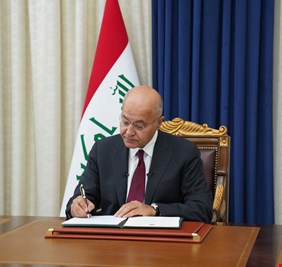 الرئيس العراقي يوقع مرسوماً بشأن الانتخابات المبكرة ويؤكد على الرقابة الدولية