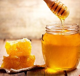 خبيرة تكشف فوائد نوع من العسل: ملعقة صغيرة يمكن أن تشفي الجسم!