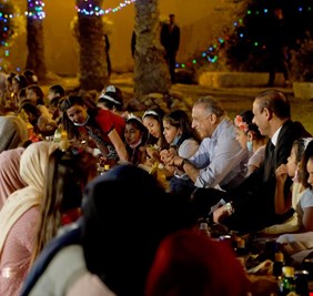 في أول أيام رمضان .. الكاظمي (يفطر) مع أيتام العراق !