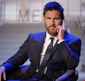 لفتة إنسانية.. ميسي يطرح حذاء 