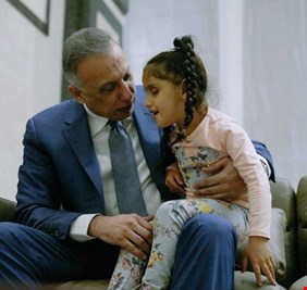 عاطفة الكاظمي التي تصل حد البكاء خصوصاً أمام الأطفال الأيتام والمرضى، هل هي صفة جيدة، وهل يحق للقائد أن يكون عاطفياً جداً ؟