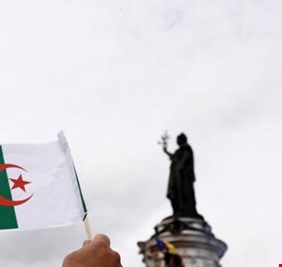 مستشار للرئيس الجزائري يتهم فرنسا بـ