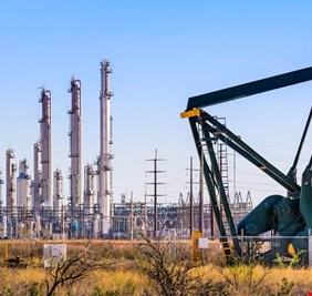 بفضل التطعيم.. أسعار النفط تتبع خطاً تصاعدياً بعد عام من انهيارها التاريخي