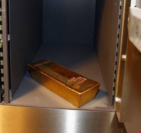 الذهب يستقر قرب أعلى مستوى في شهرين