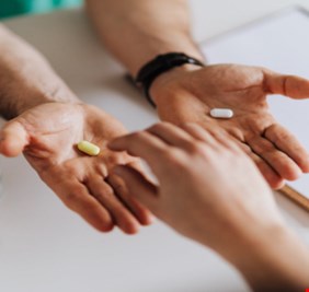 أفضل مكمّل غذائي لمن تخطوا الـ30 عاما: قرص شامل لتحسين المزاج وصحة الدماغ!