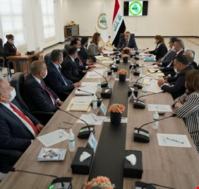 بالفيديو .. الكاظمي يجتمع بمسؤولي هيئة الإستثمار ويكشف أمامهم مئات المخالفات بل والجرائم التي ترتكب بإسم وعنوان الإستثمار