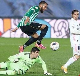 ريال مدريد يهدر نقطتين ثمينتين في الأمتار الأخيرة من الصراع على لقب 