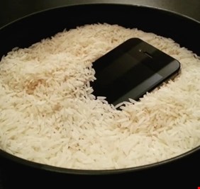 هل ينقذ الرز هاتفك من التلف بالماء فعلاً؟