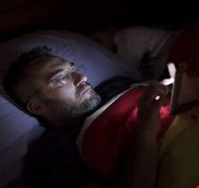 هل يساعد الوضع الليلي في الهواتف على النوم حقا؟