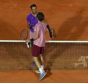 برشلونة يكرم قاهر نادال مشجع ريال مدريد