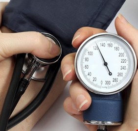 دراسة تربط بين التهاب اللثة والأعراض المبكرة لارتفاع ضغط الدم