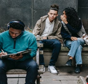 هل هذا سبب حبنا للقيل والقال؟ .. دراسة تكشف عن 