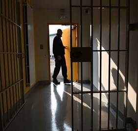 بالفيديو .. كيف هرب تجار المخدرات من سجن ناحية ( الهلال ) في محافظة السماوة ..وشاهدوا الإحتياطات الأمنية البائسة لسجن يضم عتاة المجرمين !