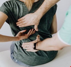 آلام الظهر.. خبير يقدم نصائح وتمارين منزلية يمكنك القيام بها لتخفيف الأعراض