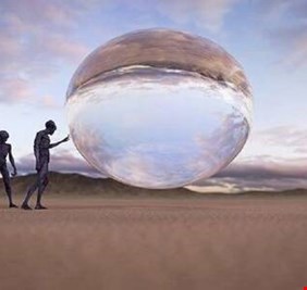 سيدة بريطانية تدعي اختطافها من كائنات فضائية 52 مرة!