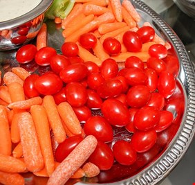 تقرير طبي: تناول الجزر والطماطم مضر للمدخنين