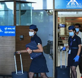 مضيفة جوية أمريكية تكشف جوانب من الرقابة السرية للمضيفات في المطارات