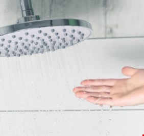 أفضل وقت للاستحمام من أجل صحتك.. خبيرة تصدر نصائح هامة!