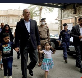 في عيد الفطر .. الكاظمي (الأب) يصطحب أبناء الشهداء الى أماكن الفرح وملاهي العيد للأطفال