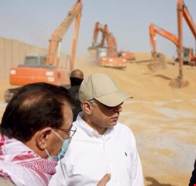 بالصور .. الكاظمي في الكوت متفقداً ⁦ سير العمل في (سايلو الدبوني) وموجهاً المسؤولين المختصين بمعالجة عقبات تسلم الحنطة من الفلاحين.