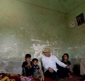 بالصور.. الكاظمي يتفقد منازل عدد من المواطنين في واسط