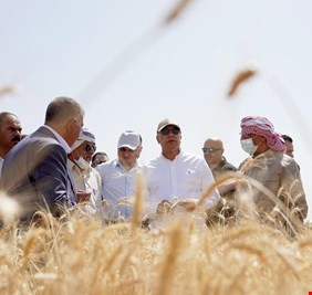 بالصور.. الكاظمي يتوجه نحو الزراعة، ويبدأ مشروعه من ريف الكوت، فهل سيفك شيفرة الخراب، وينجح في إعادة اكبر مخزن للحبوب في الشرق الأوسط؟