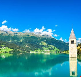 قرية مفقودة تخرج من بحيرة إيطالية بعد 71 عاما من غمرها لإنشاء محطة لتوليد الطاقة الكهرومائية