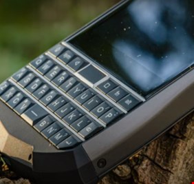 هاتف أندرويد مصفّح يعيد للأذهان صورة BlackBerry!