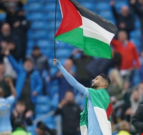 بالفيديو .. رياض محرز يرفع علم فلسطين في احتفال مانجستر سيتي بفوزه ببطولة دوري إنكلترا لكرة القدم