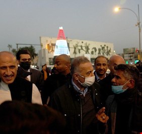 سؤال في لهيب الاحتجاجات الحالية: هل الكاظمي وحكومته جزءاً من النظام السياسي، فيتحملون آثام المراحل كلها،  ام لا ؟