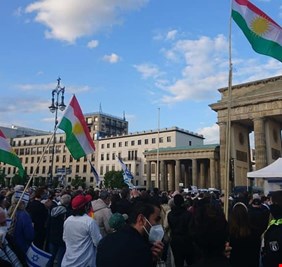 بالصور .. الأكراد العراقيون في المانيا يرفعون اعلام اسرائيل ويتظاهرون  دعماً وتأييداً لتل أبيب