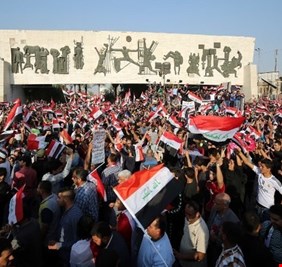 متظاهرون يتهمون جماعة منفلتة باللجوء للعنف في تظاهرات اليوم