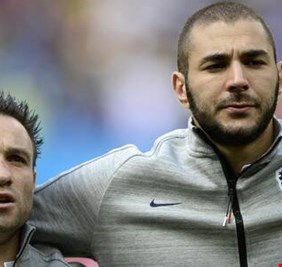 بلاتيني يفسر سبب عدم ترديد بنزيما للنشيد الفرنسي