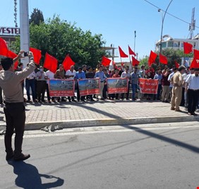 أنصار الحزب الشيوعي العراقي يتظاهرون أمام مبنى محافظة كركوك