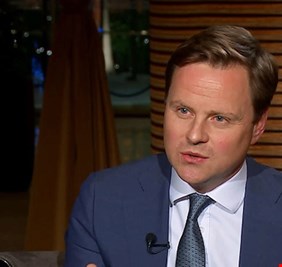 السفير البريطاني في بغداد يؤكد على أن العراقيين يستحقون دولة يحاسب فيها من يخالف القانون.. ويعلن تأييده لتحقيقات الحكومة العراقية