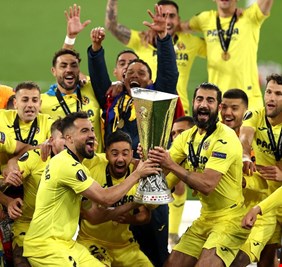 لاعبو فياريال عقب فوزهم التاريخي يحلقون شعر لاعب ريال مدريد السابق