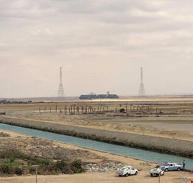 رويترز : تعرض سفينة حاويات لحادث في قناة السويس