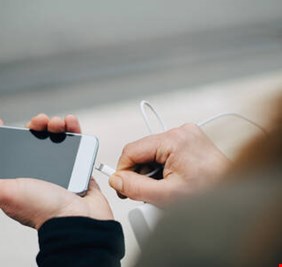 لماذا يجب عليك التوقف عن استخدام شاحن آيفون الخاص بالآخرين؟