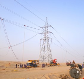 بعد تعرضه لعمل إرهابي،.. رجال الكهرباء يعيدون خط لنقل الطاقة يغذي سد الموصل بعد أقل من 24 ساعة من توقفه..