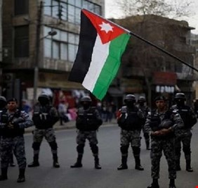 مواجهات مسلحة بين أنصار نائب وقوات الأمن الأردني.تقطع طريق مطار الملكة علياء.. وإصابات عدة بين صفوف  الشرطة والأمن