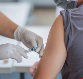 لقاحات كورونا.. ماذا يحدث لمناعتك عند تأخير الجرعة الثانية؟