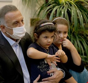 الكاظمي في بيت الشهيد نبراس مؤبناً أحد ابطال جهازه البطل ومؤكداً: لقد استهدفهُ اعداء العراق!