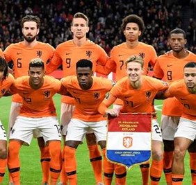 توجيه نصيحة لمدرب هولندا بطريقة غريبة