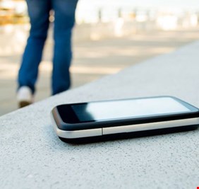 هل هاتفك يتنصت عليك حقا؟.. تجربة بسيطة يمكن تطبيقها للتأكد من ذلك!